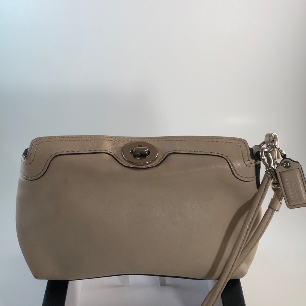 Coach Turn-lock, Off White Wristlet